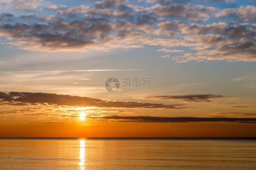 海浪中的阳光反射海面上的日落夕阳光线中的天空海上日落夕阳光线中的天空风景优美自然丽图片