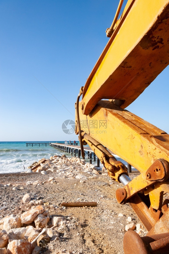 挖掘机塞浦路斯岛Argaka海滨一个码头的挖土机堆积坑塞岛Argaka码头区阿尔加卡图片