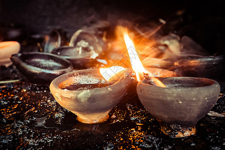 印度教冥想在寺庙烧油灯传统在佛教和兴都寺庙献祭文化背景图片