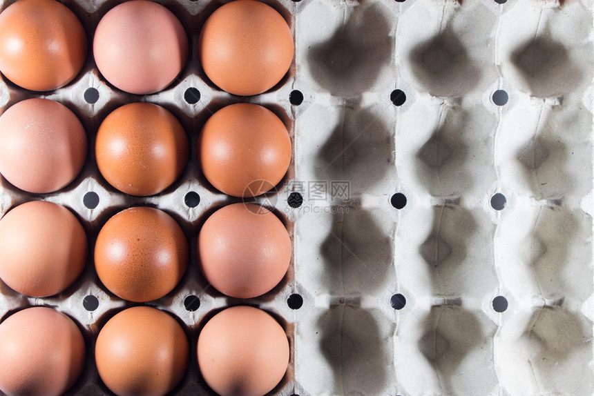 纸板中的农场新鲜鸡蛋图片