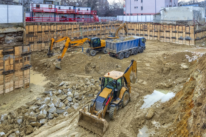 在职的加载工作建造场所的重型筑设备土壤图片