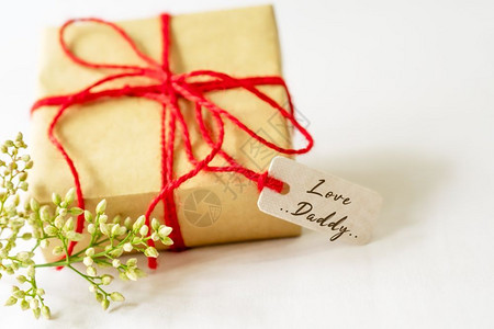 妈礼物盒和鲜花纸上贴有爱爸文本的标签问候美丽图片