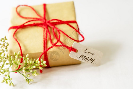 快乐的花开礼物盒鲜纸标签及爱情MOM文字爱妈文本图片