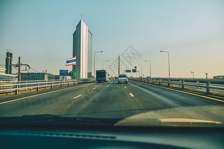 车轮交通在每天旅行的道路上驾驶公和小客车座上乘坐背部图片