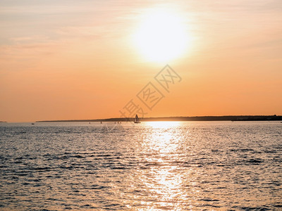 假期橙日落风景的简要背海面太阳反射在水中的太阳黎明图片