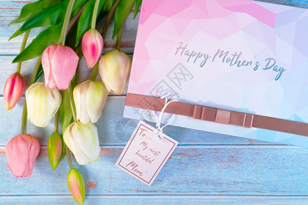 闹子标签情人节快乐的母亲概念礼盒和花纸标签子开花背景