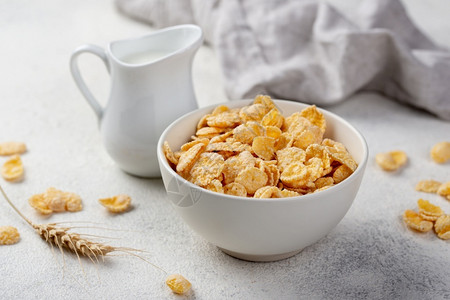 营养浆果高角早餐玉米薄片和牛奶小麦水果图片