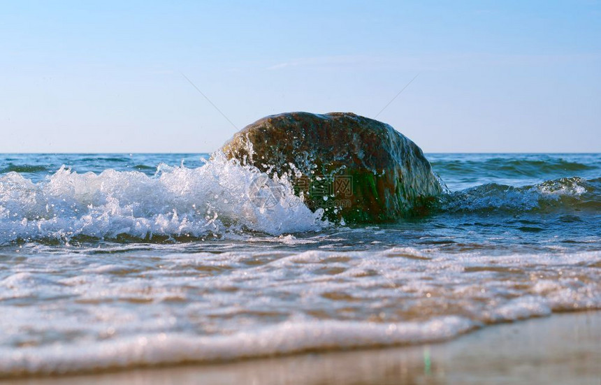 海里的岩石浪拍打着岩石海浪拍打着岩石大风溅起结图片