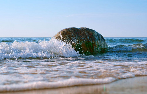 海里的岩石浪拍打着岩石海浪拍打着岩石大风溅起结图片