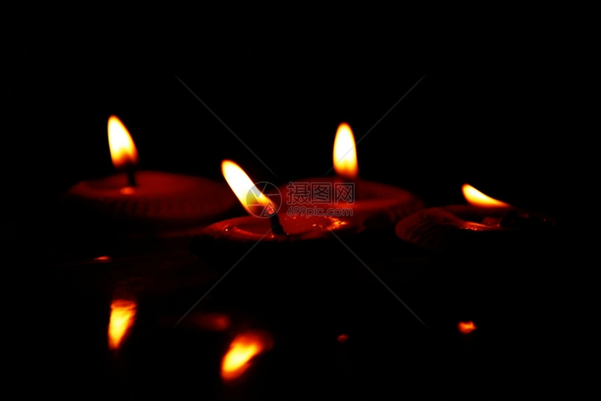 橙明亮的庆典教堂中蜡烛图片