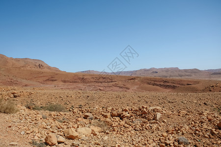 巨石多山面对清蓝天空的干旱风景和草原残酷的图片