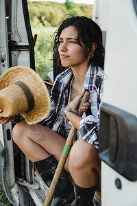 女士青年农村妇在作物田的面包车里休息天气淑女图片