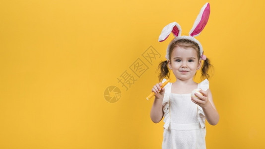 戴兔耳朵的可爱小女孩背景图片