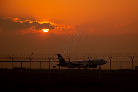 商业的空气跑道黄昏阳光的飞机图片