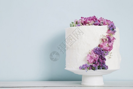 喜庆的刀带鲜花结婚蛋糕奶油图片