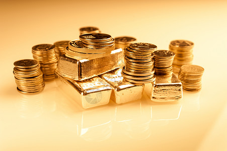 市场宝藏质地金条和一堆币宏观融和银行概念的硬币和金锭行商业理念的经济趋势背景贵金属贸易特写选择焦点金条和一堆硬币金融银行概念的背巴斯塔高清图片素材