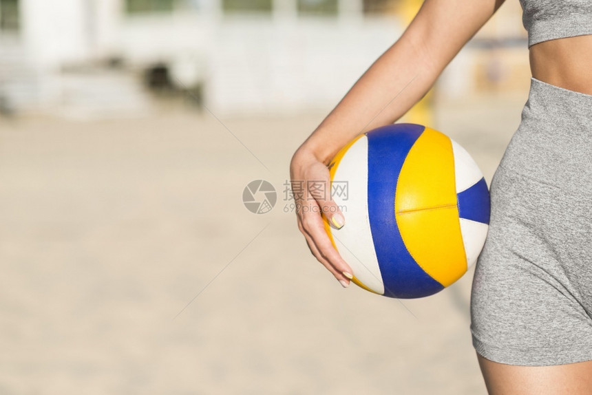 常设专业人士幸福前视女排球运动员海滩带有复制空间的球头图片