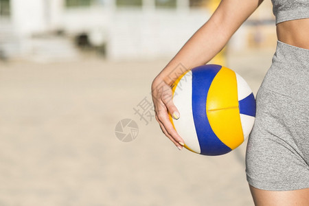 常设专业人士幸福前视女排球运动员海滩带有复制空间的球头背景图片
