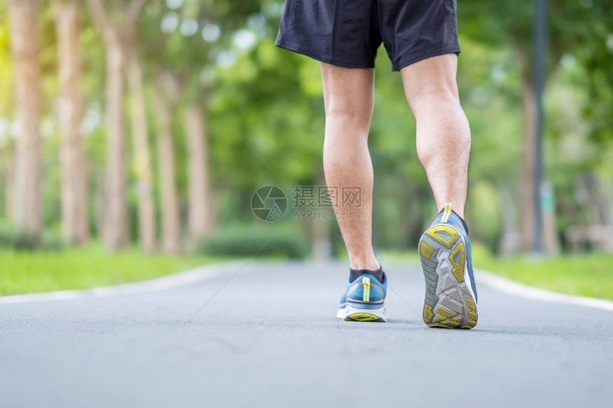 训练夏天耐力穿着运动鞋的青年男子在公园户外跑步人慢和上午在路行走运动员的腿肌肉健康的生活方式和锻炼概念b参加运动图片