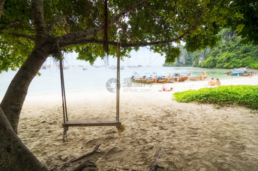 普吉岛水年轻的放松旅行者概念在海边Krabi游荡美丽的目地海滨菲岛安达曼海克拉比泰国旅行暑假和度旅行PhiPhi岛图片