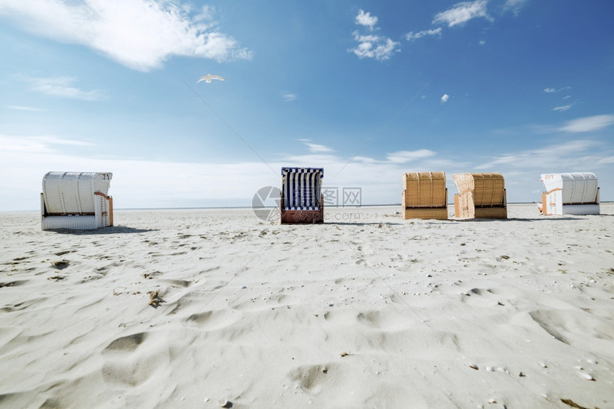在度假胜地对北海景滩设备进行低角度观察暑假海上日概念AC352LIFPBED9夏天娱乐云图片