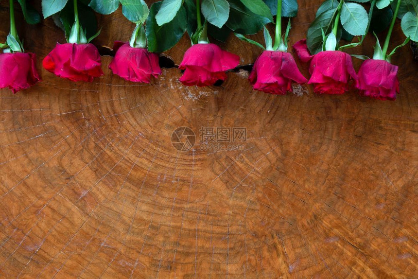心桌子二月红玫瑰在木本底浪漫花朵上华伦人节概念的美丽红玫瑰在木本底罗曼花束上华伦人节概念图片
