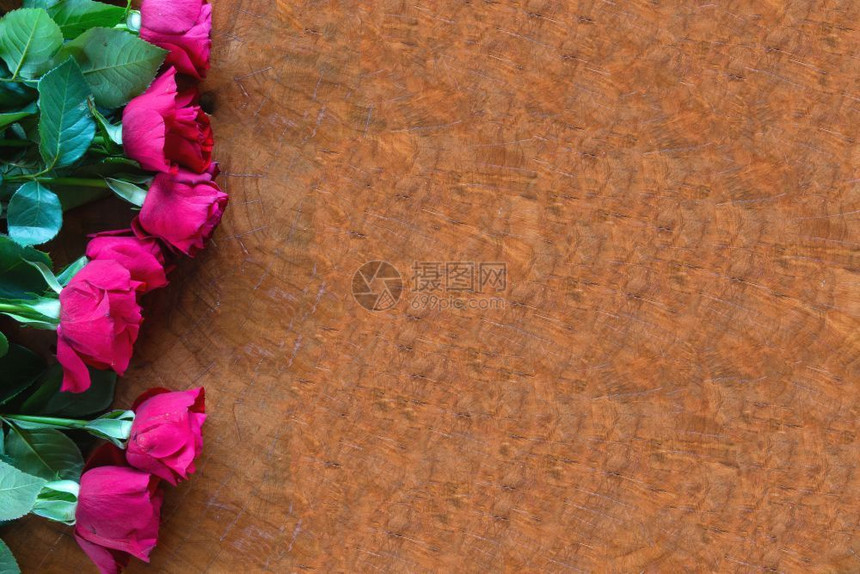 卡片优质的红玫瑰在木本底浪漫花朵上华伦人节概念的美丽红玫瑰在木本底罗曼花束上华伦人节概念周年纪日图片