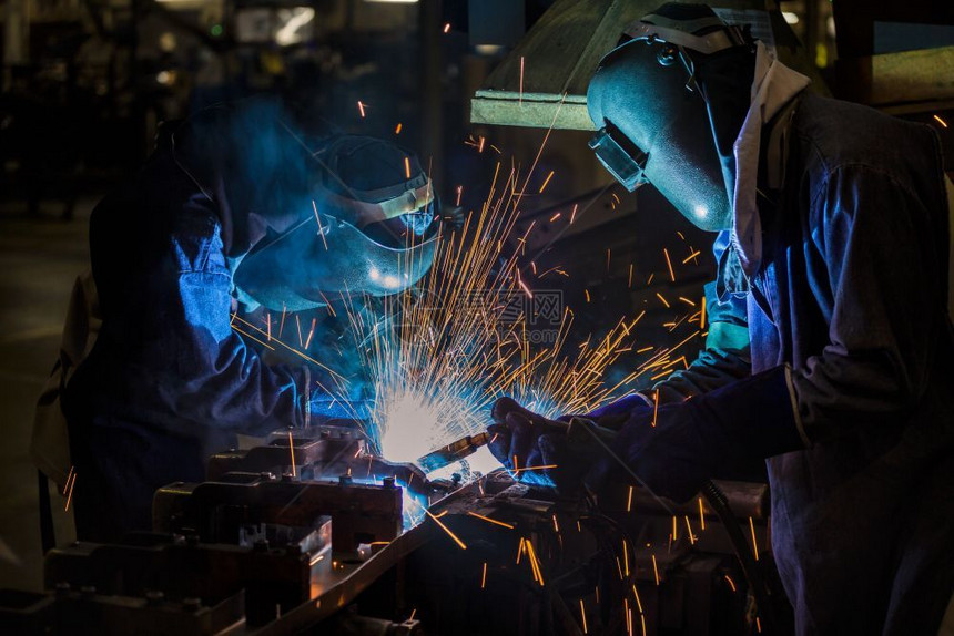 紧闭的工业人在厂用保护面罩焊接金属工作坊手套图片