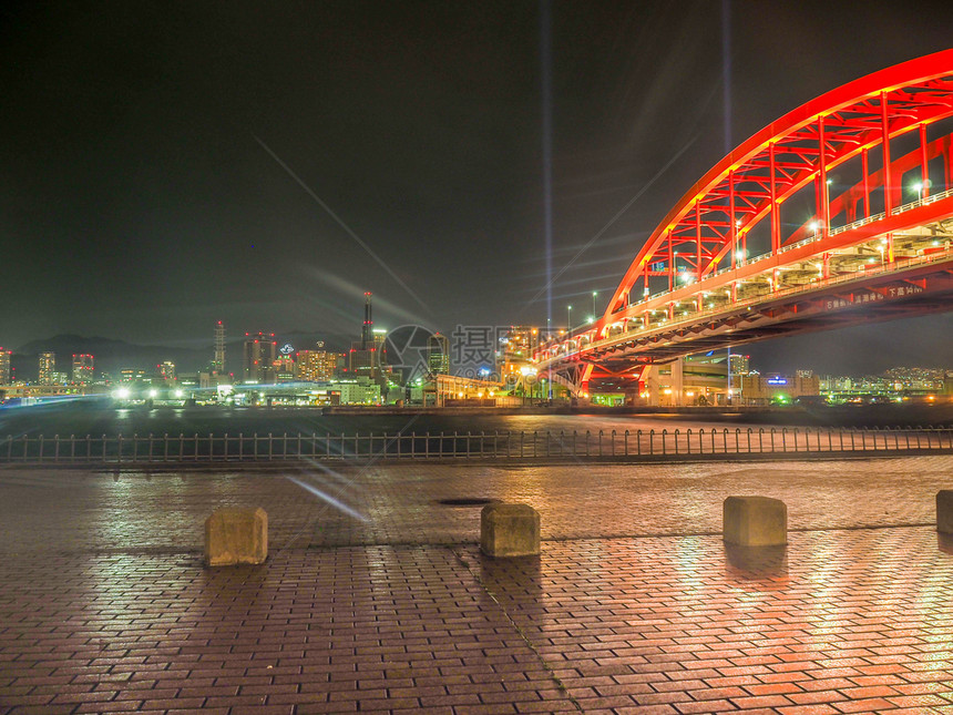 现代的2017年4月日夜观大红钢桥名为Obashi桥位于日本神户港夜间横过日本奥巴希桥四月夜晚图片