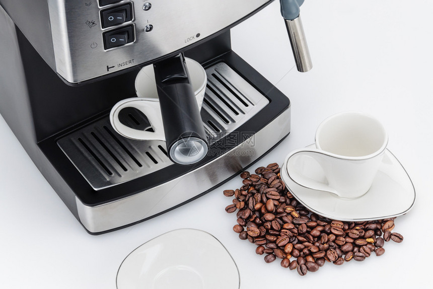 磨Espresso咖啡机白色背面有蒸汽喷气机白色背面有复印空间的咖啡机在白色背面有咖啡机白色的复制图片