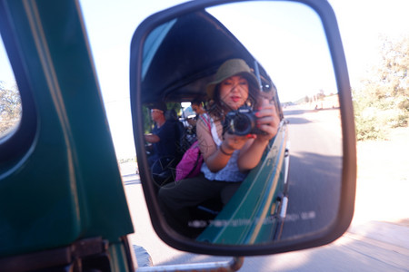 肖像女在旅行途中用汽车侧镜反射时自拍的模糊画面镜子幸福图片