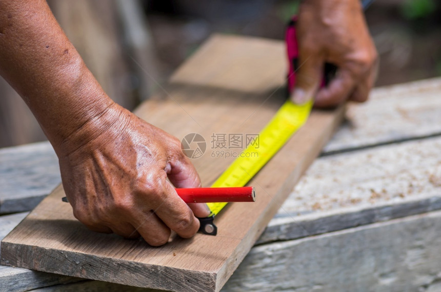 工作场所计量的木匠用铅笔和手工测量胶带金属质地平坦的图片