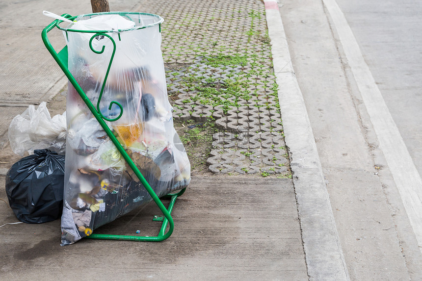 环境斌人行道上的垃圾袋肮脏背景环境的图片