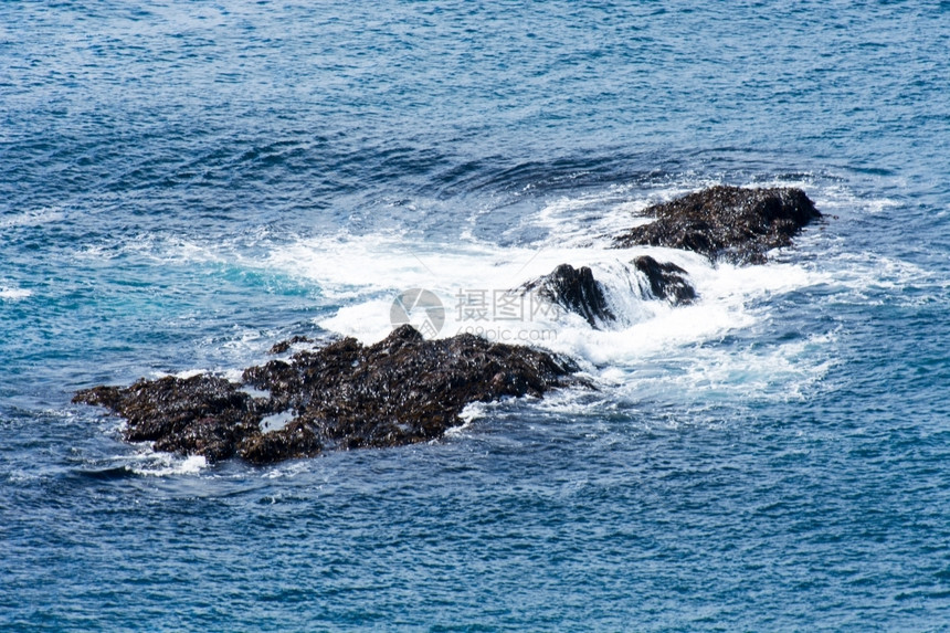 海洋中的岩石图片