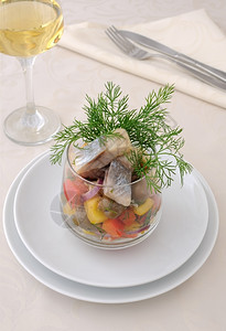 鱼片沙律含有蔬菜和草药的果实洋葱鲱鱼图片