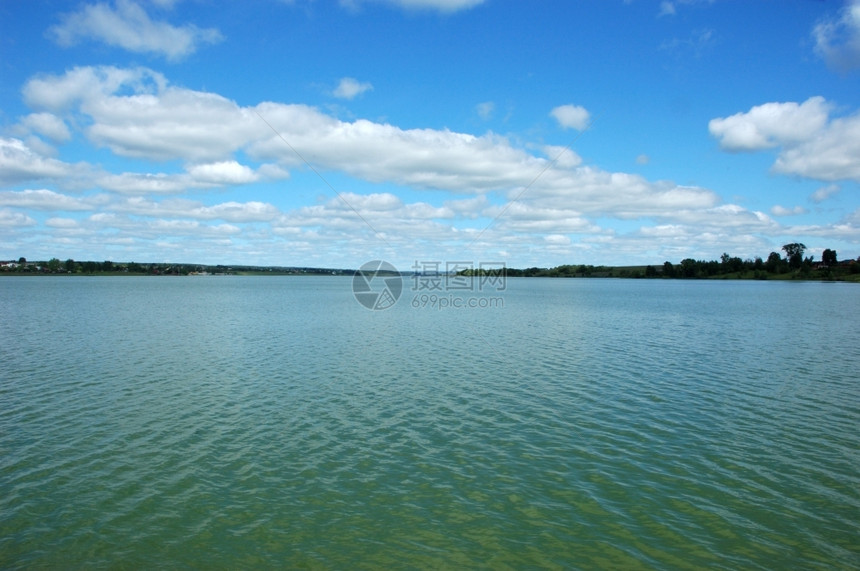 积云夏日阳光明媚的天有云彩湖景蓝色俄罗斯图片