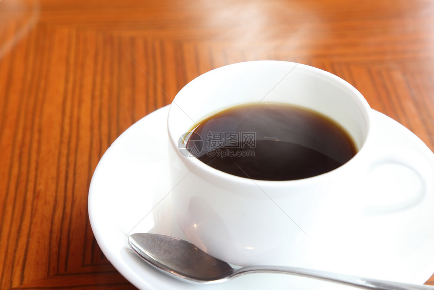 黑色的摩卡咖啡杯木制桌上有烟古老的图片