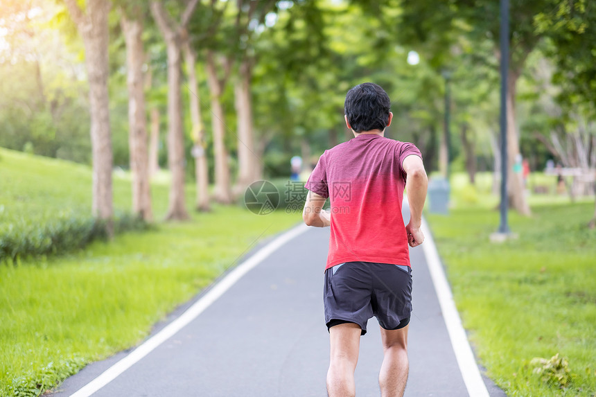 有氧运动种族男人在公园户外运动的男青年穿运动服在公园的男青年跑步子在路上慢跑亚洲人Athlete早上走路和锻炼健康的生活方式和锻图片