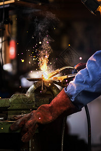 惰性气体保护焊焊工在车库里接工厂的业人在焊接钢结构工作焊在车库里接工厂的业人在焊接钢结构弧制造业体背景