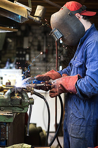 工厂里电焊的工人图片