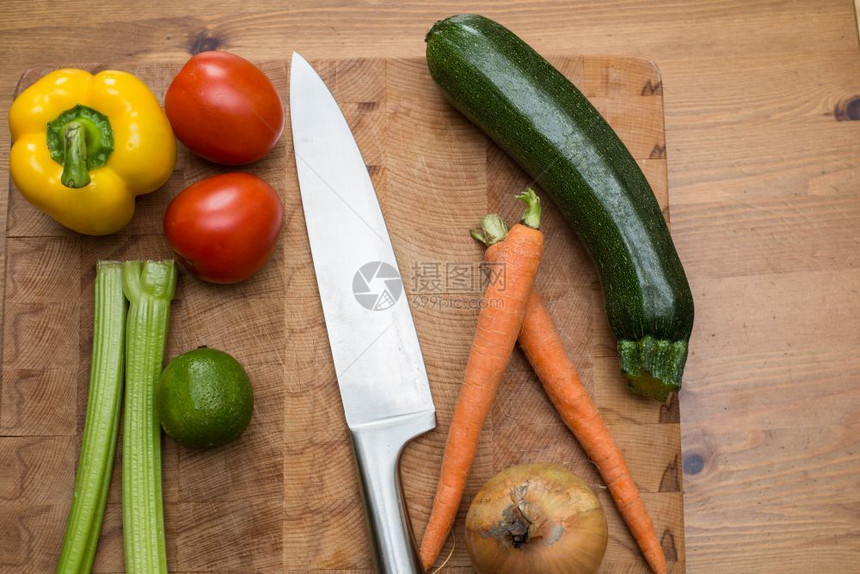 一顿饭混合胡椒切菜板上的新鲜蔬和刀洋葱西红柿胡萝卜柠檬辣椒粉在木头背景上切菜板的健康新鲜蔬菜和刀洋葱辣椒粉在木头背景上图片