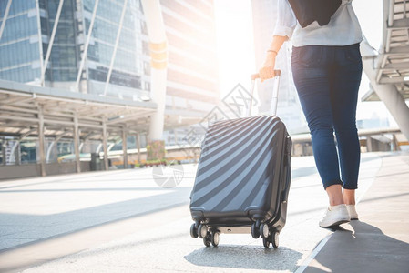携带行李火车航班国际的在终点站随行李旅的女游客在车站行走时携带李的活动和生方式概念活动与生方式概念商人和长假日主题背景