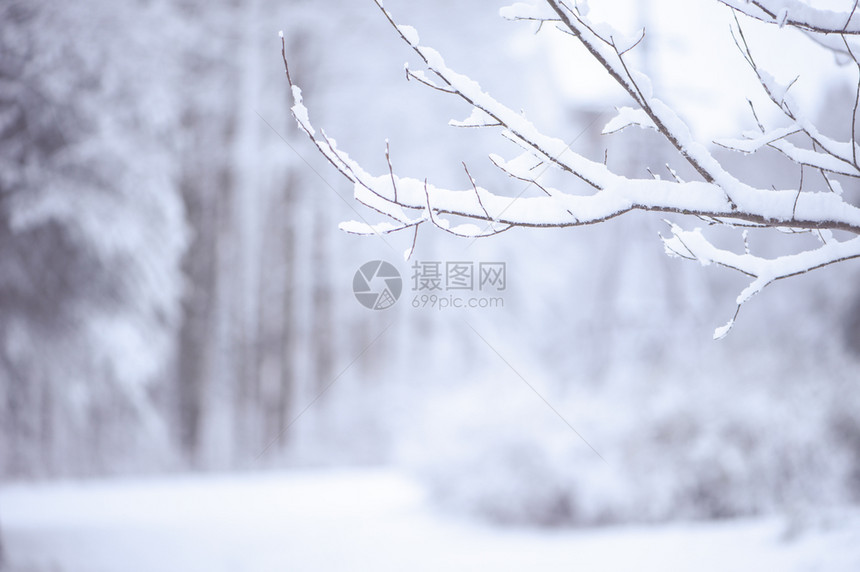 礼物玩具房子被围在一条温暖的巾上在雪中真正壁画的自然背景上下雪冬季的概念圣诞节新年温暖舒适的城市雪堆一种图片