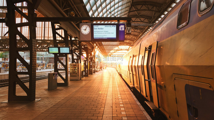 火车站在与日落荷兰阿姆斯特丹在火车站与日落运输过境地铁图片