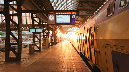 火车站在与日落荷兰阿姆斯特丹在火车站与日落运输过境地铁图片