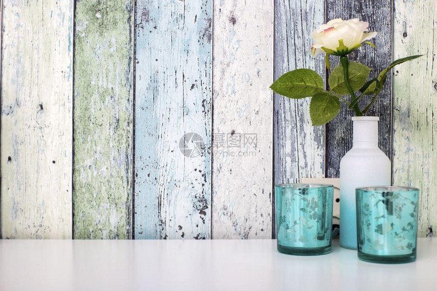 白花瓶中一朵彩色与蓝装饰的木壁对立文字空间是白色花瓶中一朵彩蓝装饰的木墙上头内部的美丽图片
