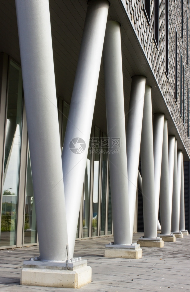 柱子圆金属形五作为建筑基础的物造户外砖块图片