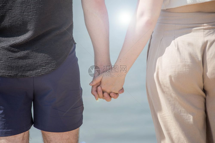 颜色公园爱中的年轻情侣握手看着日落的近夜特辑爱中的年轻情夫妇牵手看着日落女图片