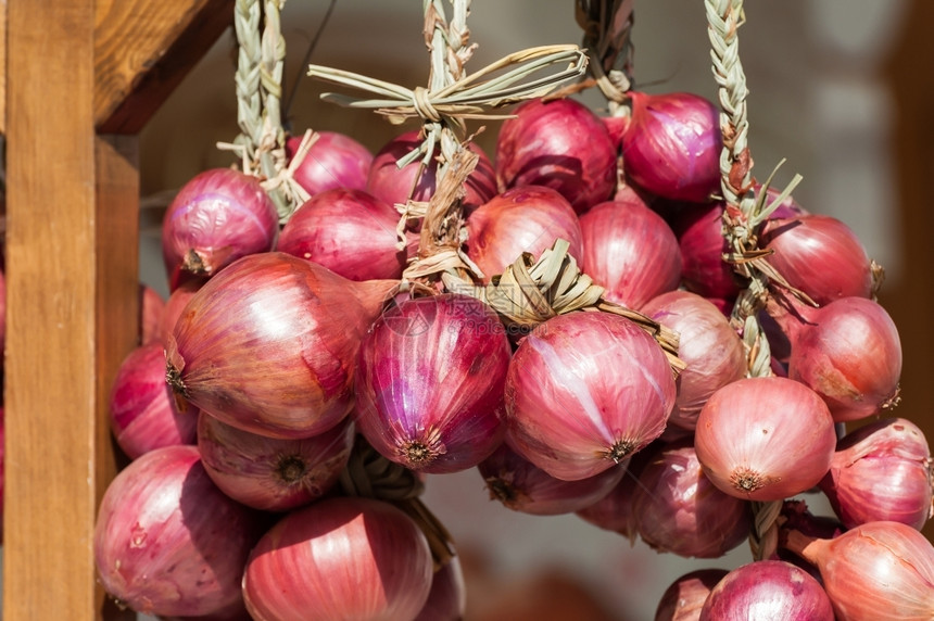 意大利在农民市场销售的红洋葱条纹卖烹饪根图片