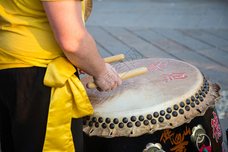乐器日本人鼓皮男子手表演的日本传统男子鼓手的日本传统图片